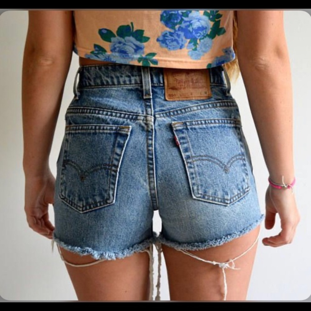 High waisted 501 Levi shorts size 27, almost brand new, worn like 4 times.